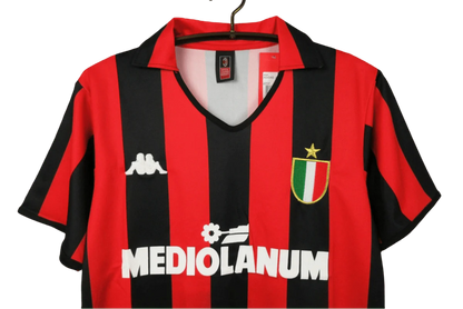 https://cdn.shopify.com/s/files/1/0826/7228/8075/files/19881990-ac-milan-mediolanum-home-retro-kit-classickits433-615698.webp?v=1741198794