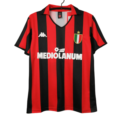 https://cdn.shopify.com/s/files/1/0826/7228/8075/files/19881990-ac-milan-mediolanum-home-retro-kit-classickits433-695870.webp?v=1741198796