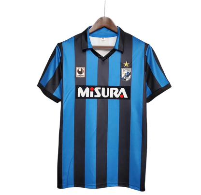 https://cdn.shopify.com/s/files/1/0826/7228/8075/files/19881990-inter-milan-misura-home-retro-kit-classickits433-143587.webp?v=1741198869