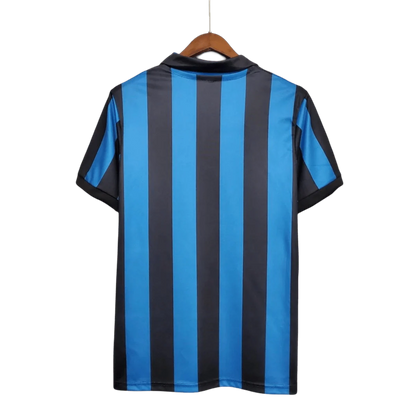 https://cdn.shopify.com/s/files/1/0826/7228/8075/files/19881990-inter-milan-misura-home-retro-kit-classickits433-158944.webp?v=1741198870