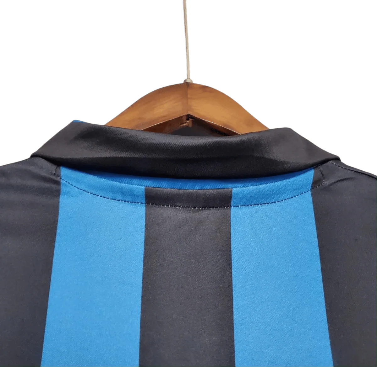 https://cdn.shopify.com/s/files/1/0826/7228/8075/files/19881990-inter-milan-misura-home-retro-kit-classickits433-159978.webp?v=1741198870