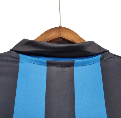 https://cdn.shopify.com/s/files/1/0826/7228/8075/files/19881990-inter-milan-misura-home-retro-kit-classickits433-159978.webp?v=1741198870