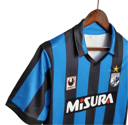 https://cdn.shopify.com/s/files/1/0826/7228/8075/files/19881990-inter-milan-misura-home-retro-kit-classickits433-358516.webp?v=1741198868