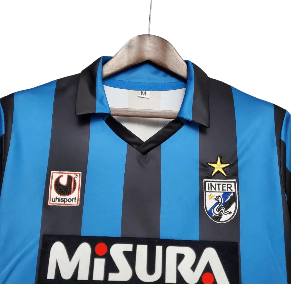 https://cdn.shopify.com/s/files/1/0826/7228/8075/files/19881990-inter-milan-misura-home-retro-kit-classickits433-636546.webp?v=1741198871