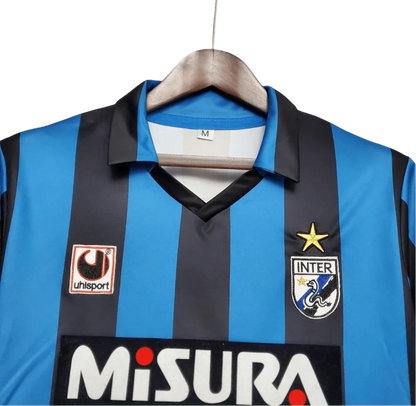 https://cdn.shopify.com/s/files/1/0826/7228/8075/files/19881990-inter-milan-misura-home-retro-kit-classickits433-636546.webp?v=1741198871