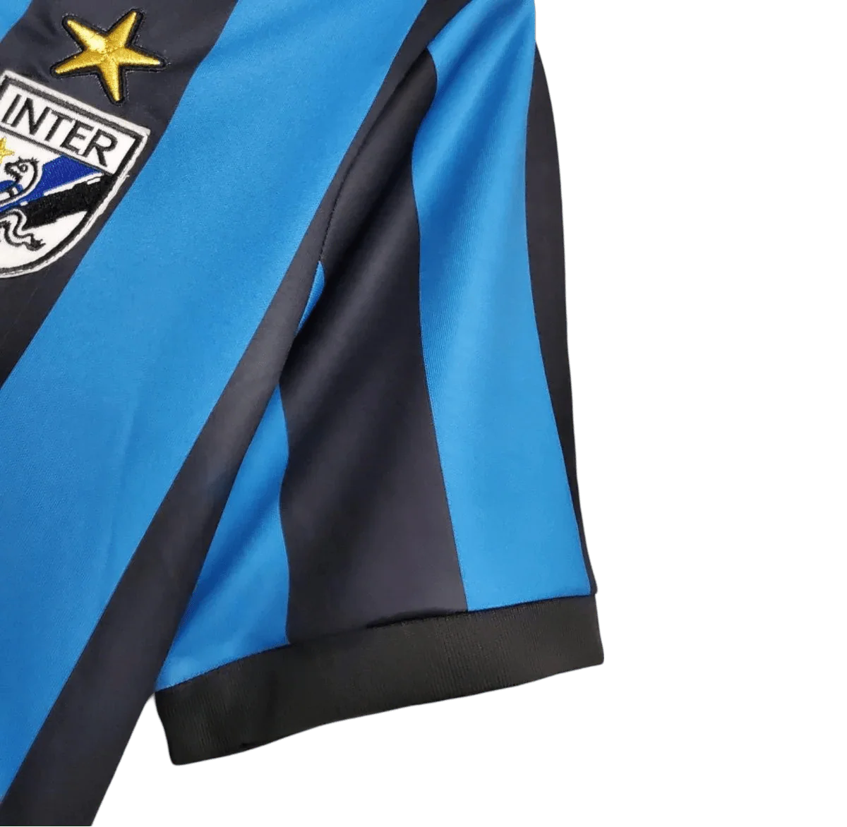 https://cdn.shopify.com/s/files/1/0826/7228/8075/files/19881990-inter-milan-misura-home-retro-kit-classickits433-936535.webp?v=1741198872