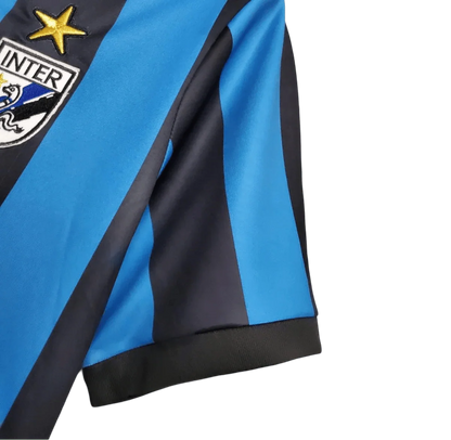 https://cdn.shopify.com/s/files/1/0826/7228/8075/files/19881990-inter-milan-misura-home-retro-kit-classickits433-936535.webp?v=1741198872