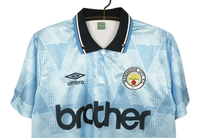 https://cdn.shopify.com/s/files/1/0826/7228/8075/files/19881990-manchester-city-brother-home-retro-kit-classickits433-526689.webp?v=1741199179