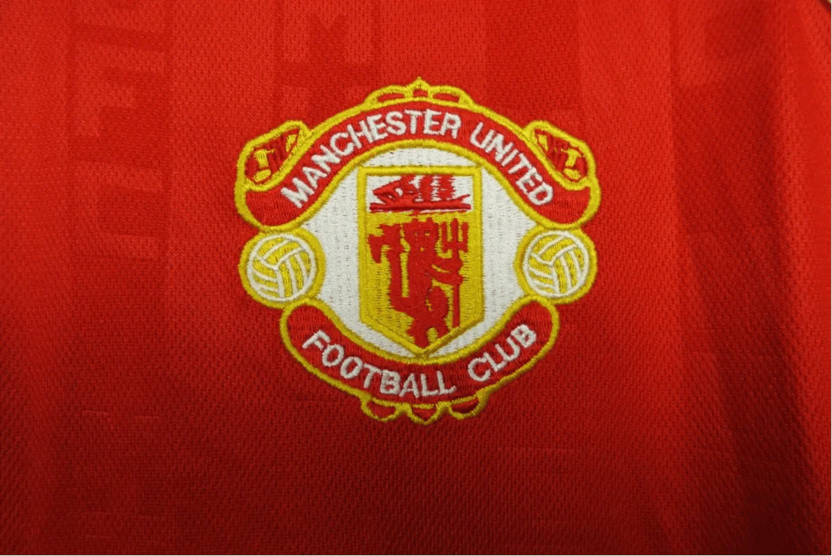 https://cdn.shopify.com/s/files/1/0826/7228/8075/files/19881990-manchester-united-sharp-home-retro-kit-classickits433-153108.webp?v=1741197625