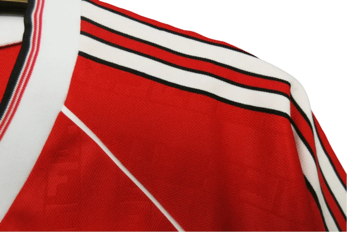 https://cdn.shopify.com/s/files/1/0826/7228/8075/files/19881990-manchester-united-sharp-home-retro-kit-classickits433-289368.webp?v=1741197623