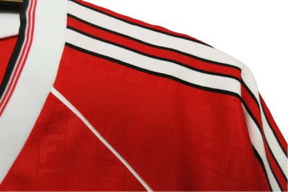 https://cdn.shopify.com/s/files/1/0826/7228/8075/files/19881990-manchester-united-sharp-home-retro-kit-classickits433-289368.webp?v=1741197623