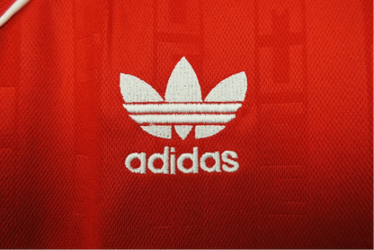 https://cdn.shopify.com/s/files/1/0826/7228/8075/files/19881990-manchester-united-sharp-home-retro-kit-classickits433-503108.webp?v=1741197625