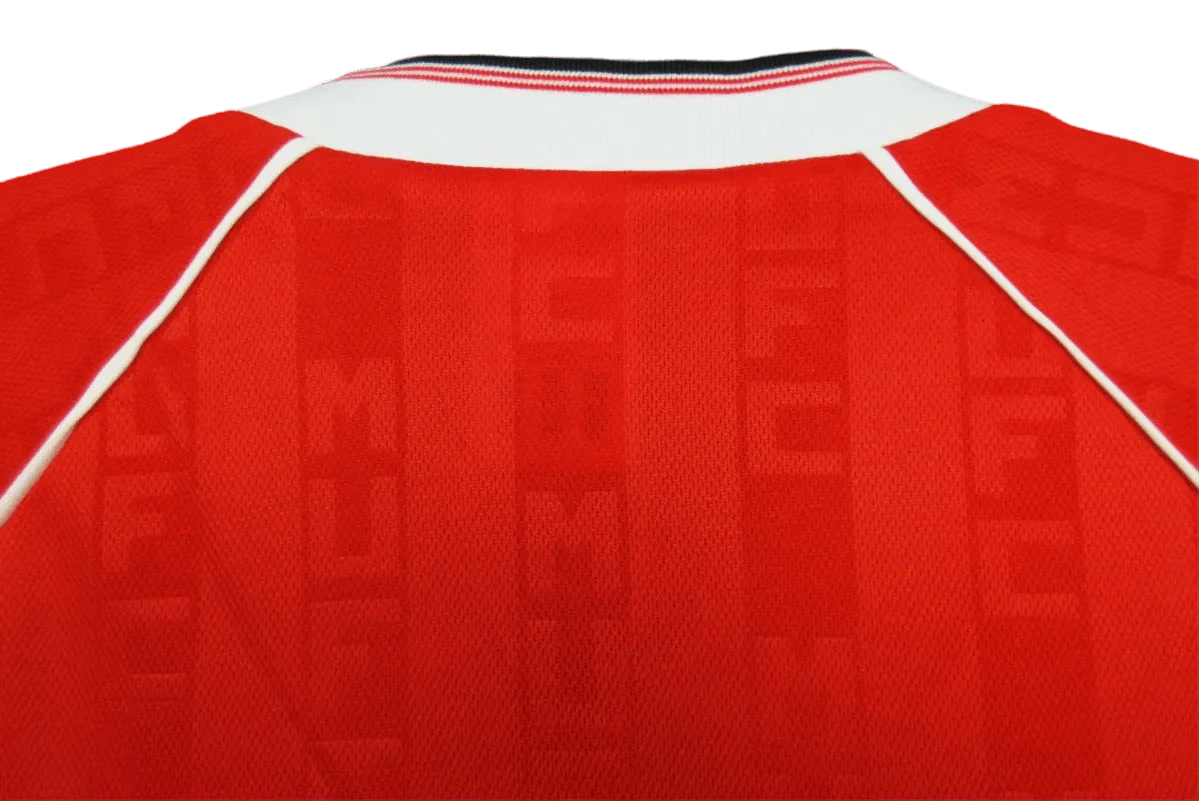 https://cdn.shopify.com/s/files/1/0826/7228/8075/files/19881990-manchester-united-sharp-home-retro-kit-classickits433-530186.webp?v=1741197623