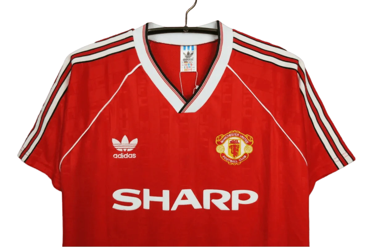 https://cdn.shopify.com/s/files/1/0826/7228/8075/files/19881990-manchester-united-sharp-home-retro-kit-classickits433-538831.webp?v=1741197624