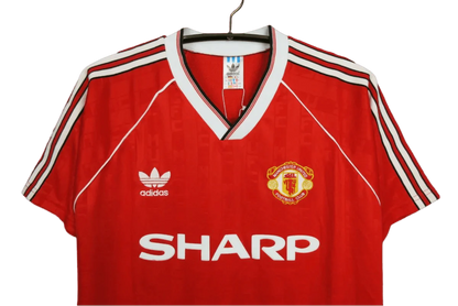 https://cdn.shopify.com/s/files/1/0826/7228/8075/files/19881990-manchester-united-sharp-home-retro-kit-classickits433-538831.webp?v=1741197624