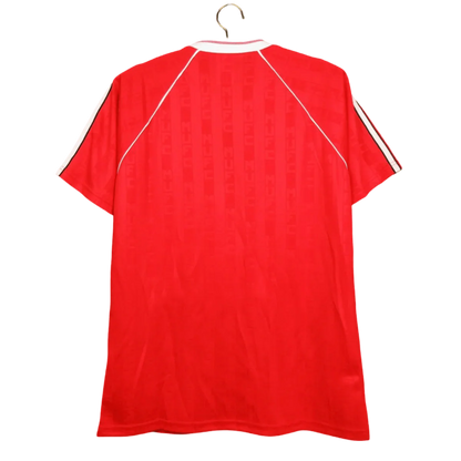 https://cdn.shopify.com/s/files/1/0826/7228/8075/files/19881990-manchester-united-sharp-home-retro-kit-classickits433-695962.webp?v=1741197622