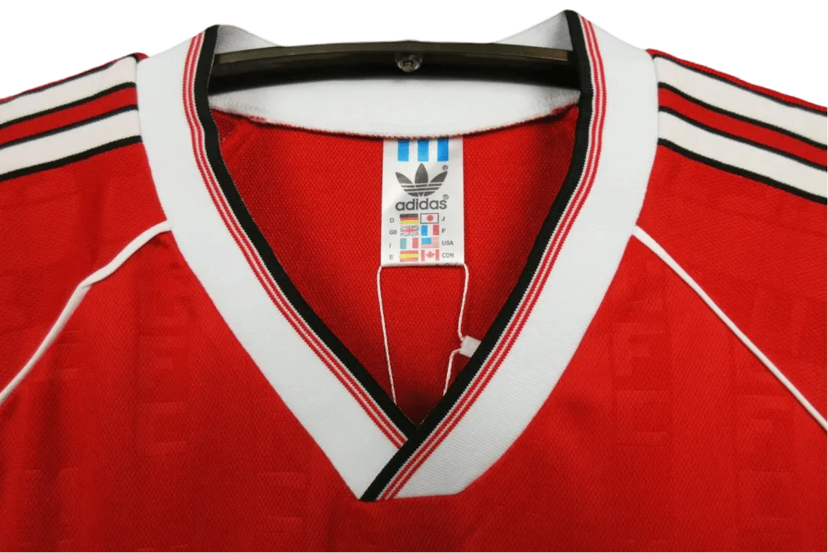 https://cdn.shopify.com/s/files/1/0826/7228/8075/files/19881990-manchester-united-sharp-home-retro-kit-classickits433-802619.webp?v=1741197620