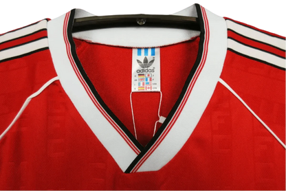 https://cdn.shopify.com/s/files/1/0826/7228/8075/files/19881990-manchester-united-sharp-home-retro-kit-classickits433-802619.webp?v=1741197620
