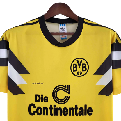 https://cdn.shopify.com/s/files/1/0826/7228/8075/files/19891990-borussia-dortmund-continentale-home-retro-kit-classickits433-575564.webp?v=1741199405