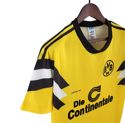 https://cdn.shopify.com/s/files/1/0826/7228/8075/files/19891990-borussia-dortmund-continentale-home-retro-kit-classickits433-595250.webp?v=1741199407