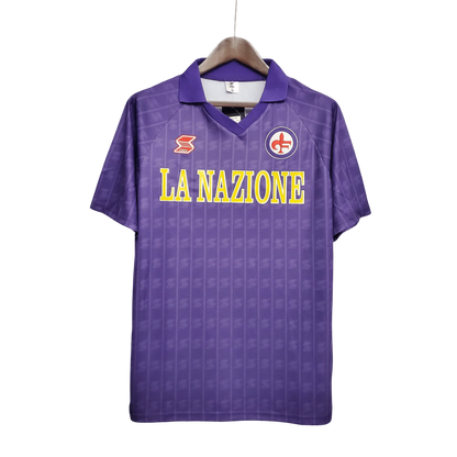 https://cdn.shopify.com/s/files/1/0826/7228/8075/files/19891990-fiorentina-florence-la-nazione-home-retro-kit-classickits433-290201.webp?v=1741199020