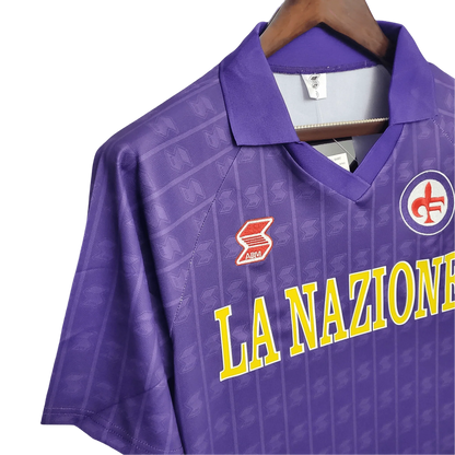 https://cdn.shopify.com/s/files/1/0826/7228/8075/files/19891990-fiorentina-florence-la-nazione-home-retro-kit-classickits433-583004.webp?v=1741199018