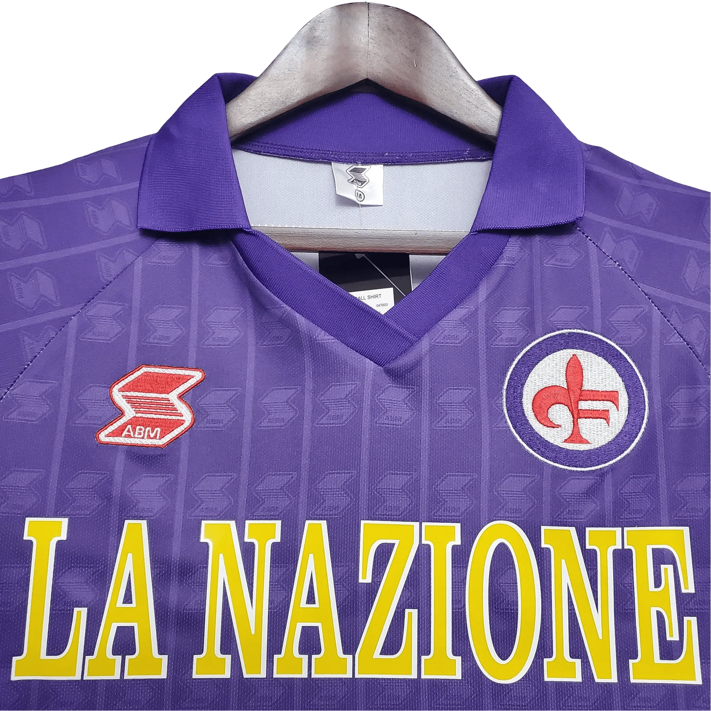 https://cdn.shopify.com/s/files/1/0826/7228/8075/files/19891990-fiorentina-florence-la-nazione-home-retro-kit-classickits433-609668.webp?v=1741199019