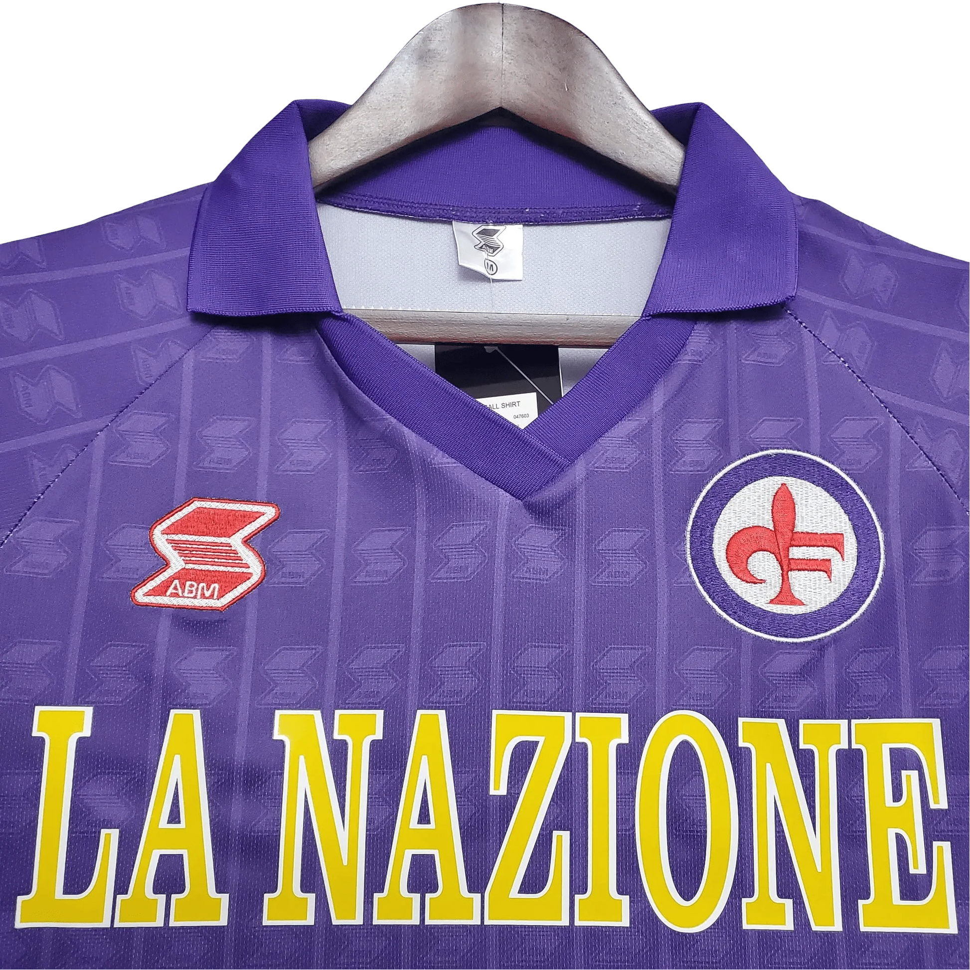 https://cdn.shopify.com/s/files/1/0826/7228/8075/files/19891990-fiorentina-florence-la-nazione-home-retro-kit-classickits433-609668.webp?v=1741199019