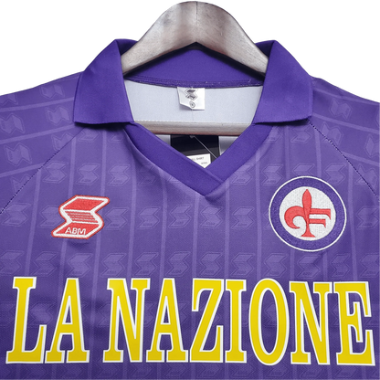 https://cdn.shopify.com/s/files/1/0826/7228/8075/files/19891990-fiorentina-florence-la-nazione-home-retro-kit-classickits433-609668.webp?v=1741199019