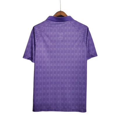 https://cdn.shopify.com/s/files/1/0826/7228/8075/files/19891990-fiorentina-florence-la-nazione-home-retro-kit-classickits433-633506.webp?v=1741199021