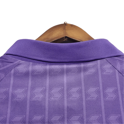https://cdn.shopify.com/s/files/1/0826/7228/8075/files/19891990-fiorentina-florence-la-nazione-home-retro-kit-classickits433-925022.webp?v=1741199021