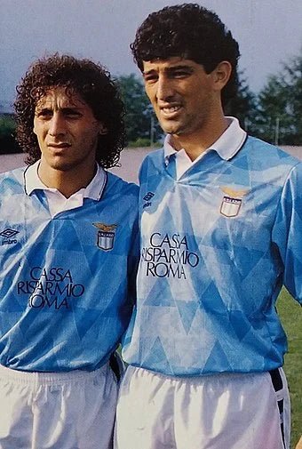 https://cdn.shopify.com/s/files/1/0826/7228/8075/files/19891990-lazio-cassa-risparmio-roma-home-retro-kit-classickits433-121151.webp?v=1741199033