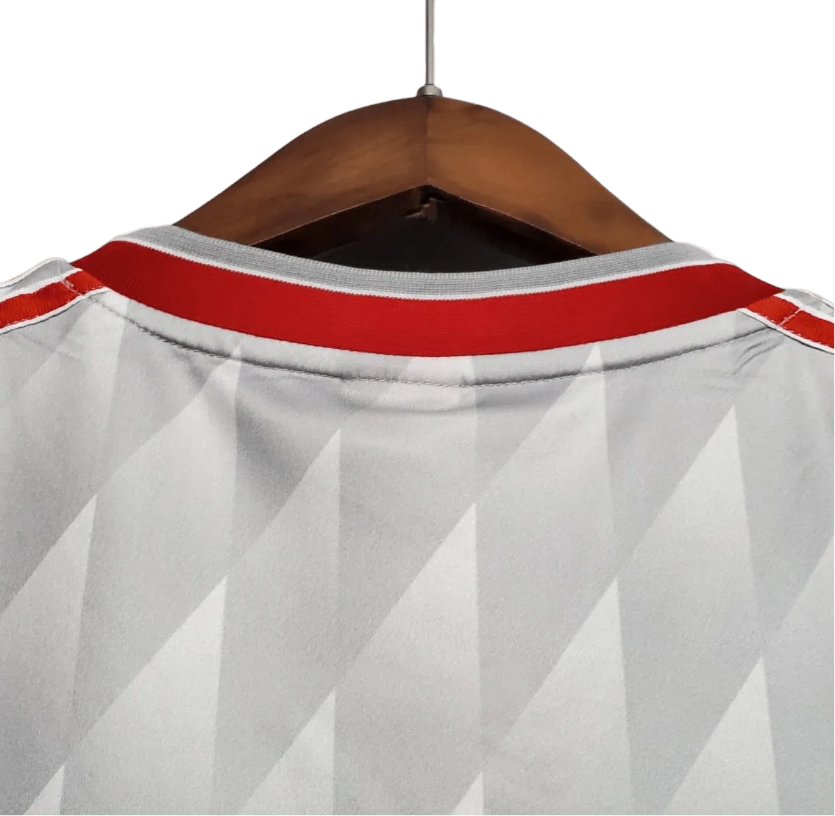 https://cdn.shopify.com/s/files/1/0826/7228/8075/files/19891990-liverpool-candy-away-retro-kit-classickits433-608710.webp?v=1741199190