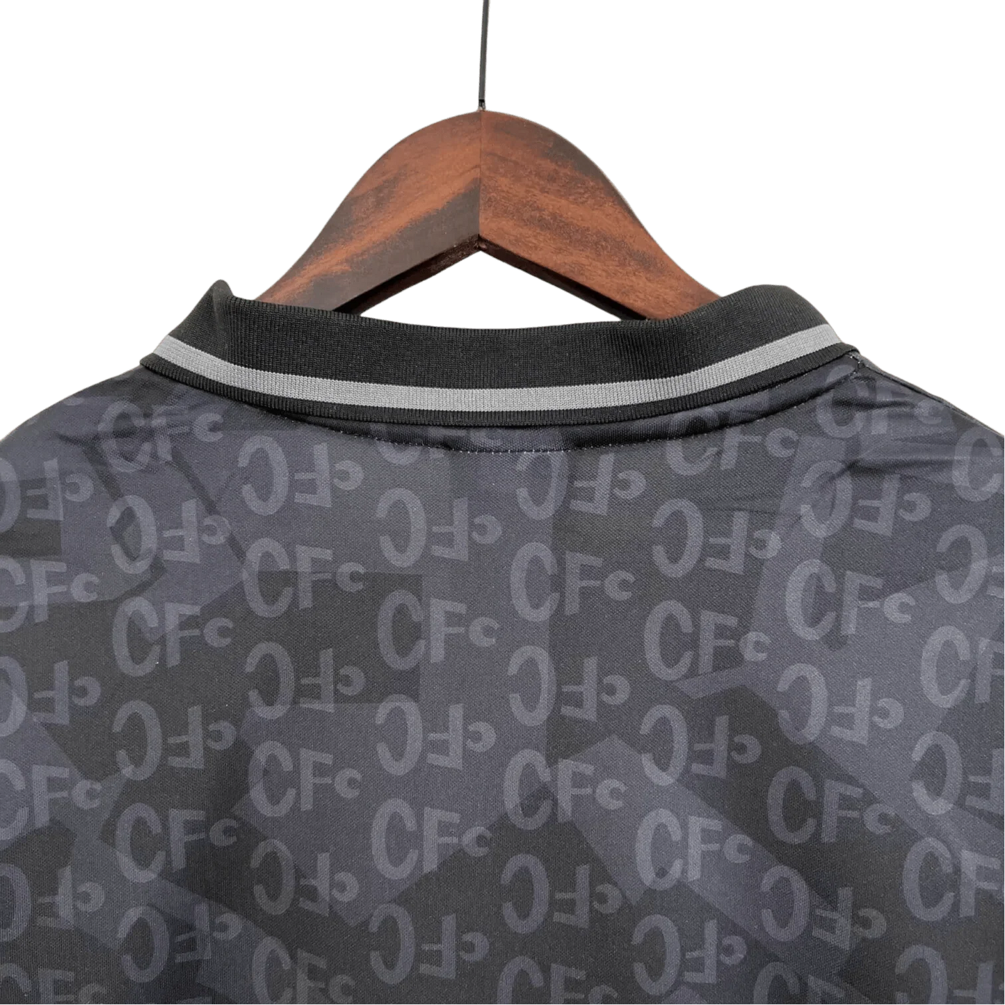 https://cdn.shopify.com/s/files/1/0826/7228/8075/files/1990-chelsea-black-retro-kit-classickits433-753725.webp?v=1741198275