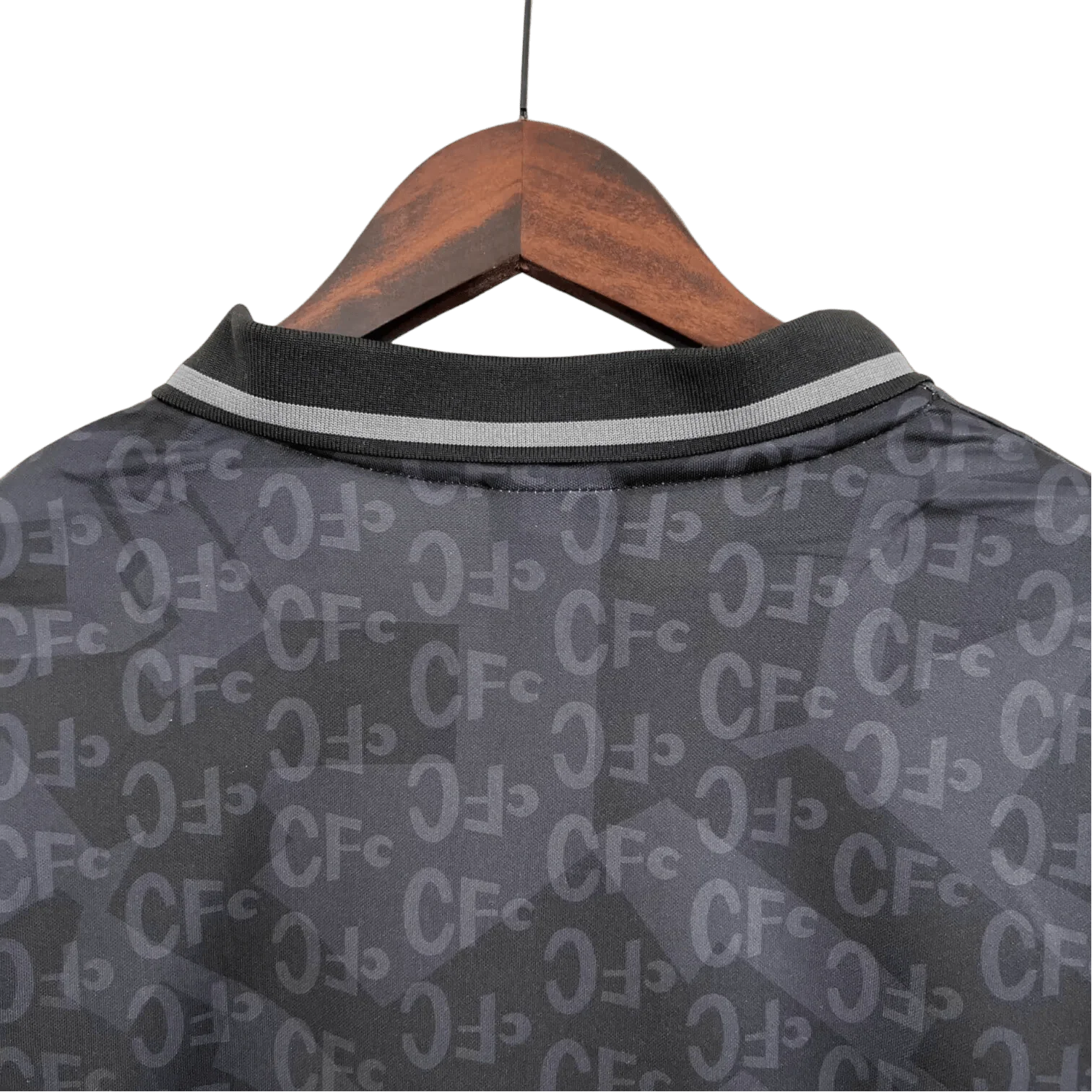 https://cdn.shopify.com/s/files/1/0826/7228/8075/files/1990-chelsea-black-retro-kit-classickits433-753725.webp?v=1741198275