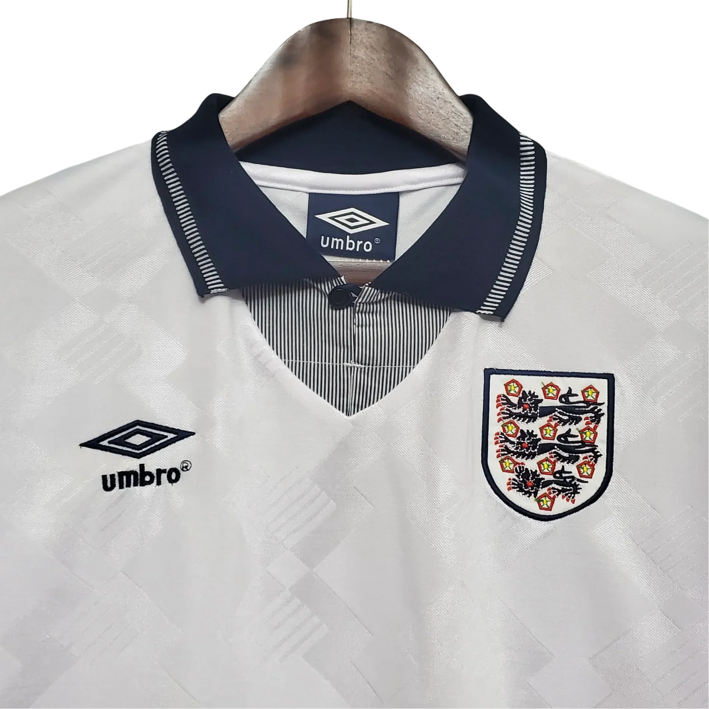 https://cdn.shopify.com/s/files/1/0826/7228/8075/files/19901991-england-home-retro-kit-classickits433-708892.webp?v=1741198520