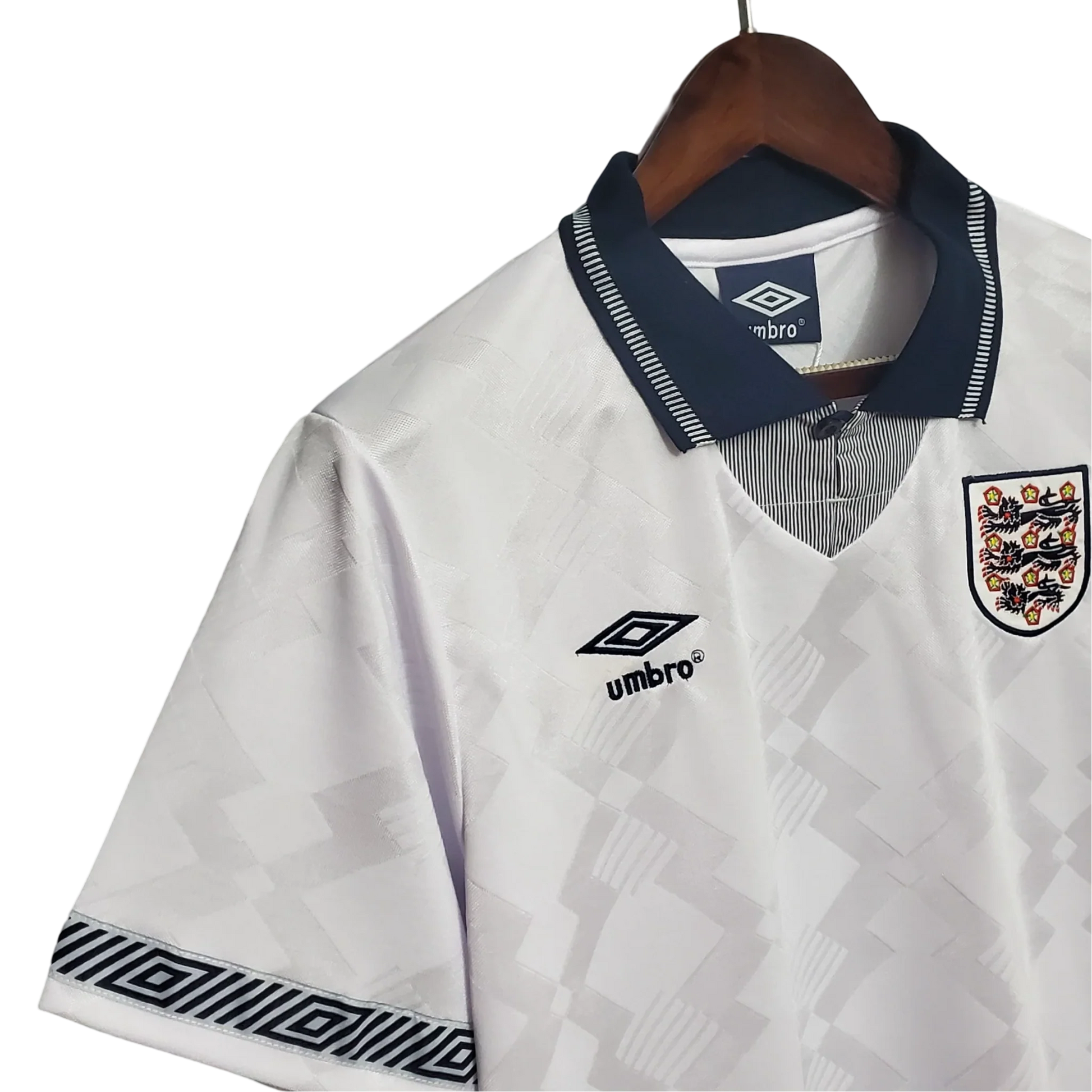 https://cdn.shopify.com/s/files/1/0826/7228/8075/files/19901991-england-home-retro-kit-classickits433-988656.webp?v=1741198520