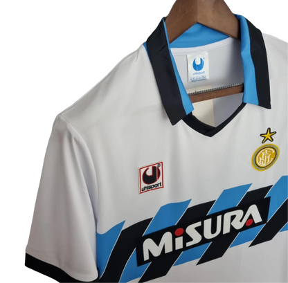 https://cdn.shopify.com/s/files/1/0826/7228/8075/files/19901991-inter-milan-misura-away-retro-kit-classickits433-380569.webp?v=1741198898