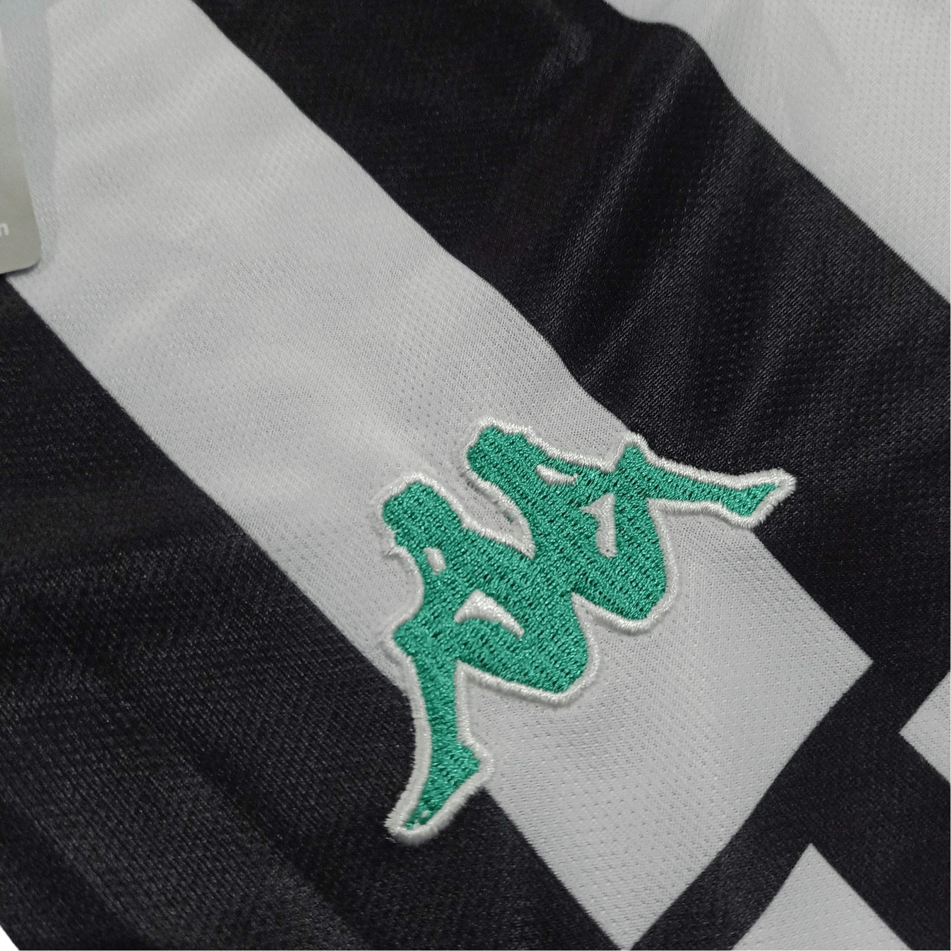 https://cdn.shopify.com/s/files/1/0826/7228/8075/files/19901991-juventus-upim-home-retro-kit-633956.png?v=1741197295