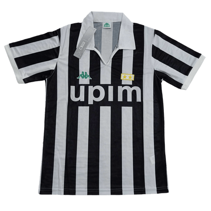 https://cdn.shopify.com/s/files/1/0826/7228/8075/files/19901991-juventus-upim-home-retro-kit-639741.png?v=1741197298