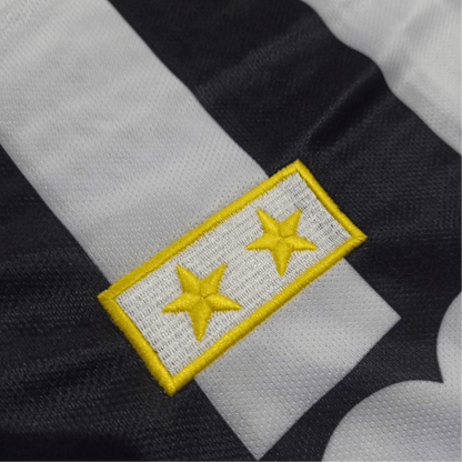 https://cdn.shopify.com/s/files/1/0826/7228/8075/files/19901991-juventus-upim-home-retro-kit-801171.png?v=1741197295