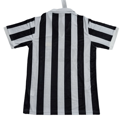 https://cdn.shopify.com/s/files/1/0826/7228/8075/files/19901991-juventus-upim-home-retro-kit-827607.png?v=1741197294