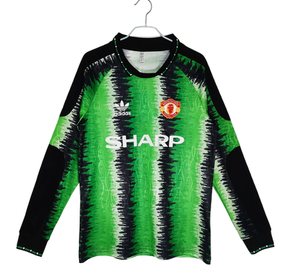 https://cdn.shopify.com/s/files/1/0826/7228/8075/files/19901991-manchester-united-sharp-goalkeeper-green-retro-kit-long-sleeves-classickits433-370365.webp?v=1741197625
