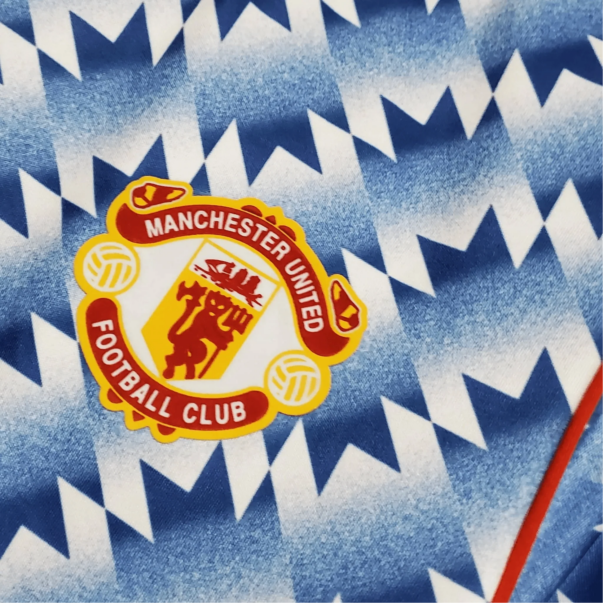 https://cdn.shopify.com/s/files/1/0826/7228/8075/files/19901992-manchester-united-sharp-blue-flower-away-retro-kit-classickits433-233446.webp?v=1741197758