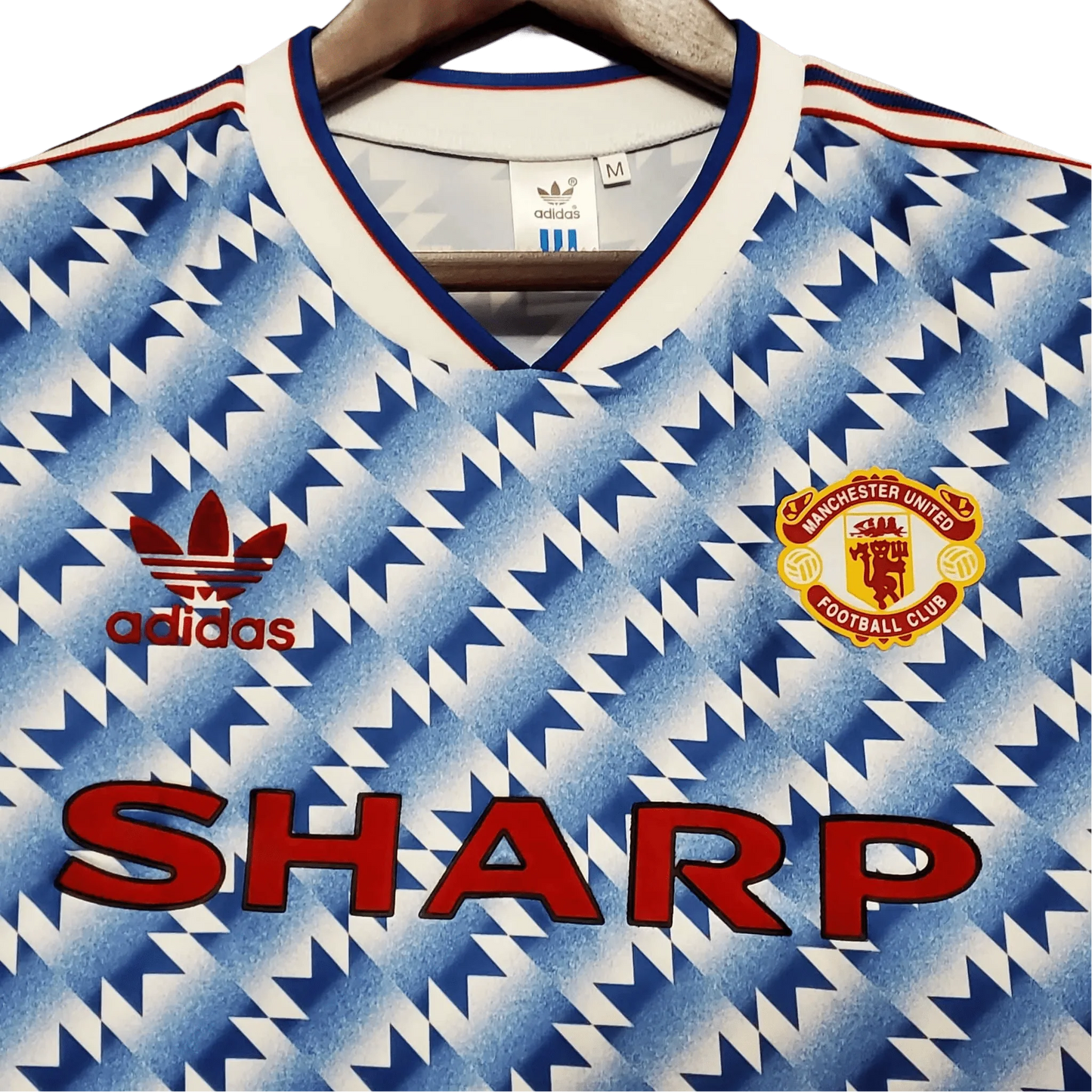 https://cdn.shopify.com/s/files/1/0826/7228/8075/files/19901992-manchester-united-sharp-blue-flower-away-retro-kit-classickits433-254964.webp?v=1741197759