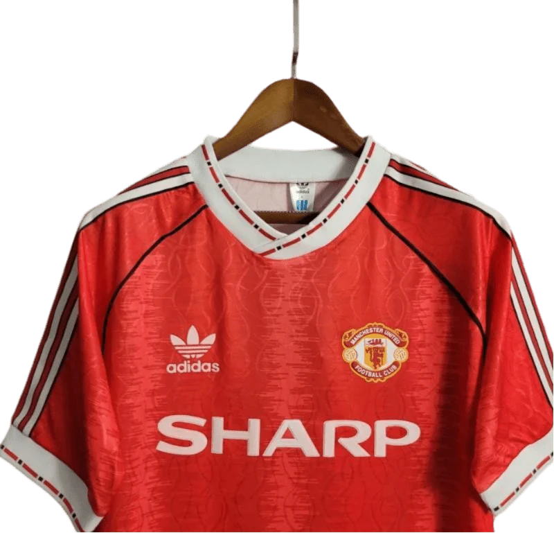 https://cdn.shopify.com/s/files/1/0826/7228/8075/files/19901992-manchester-united-sharp-home-retro-kit-classickits433-472117.webp?v=1747097006