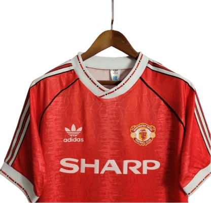 https://cdn.shopify.com/s/files/1/0826/7228/8075/files/19901992-manchester-united-sharp-home-retro-kit-classickits433-472117.webp?v=1747097006