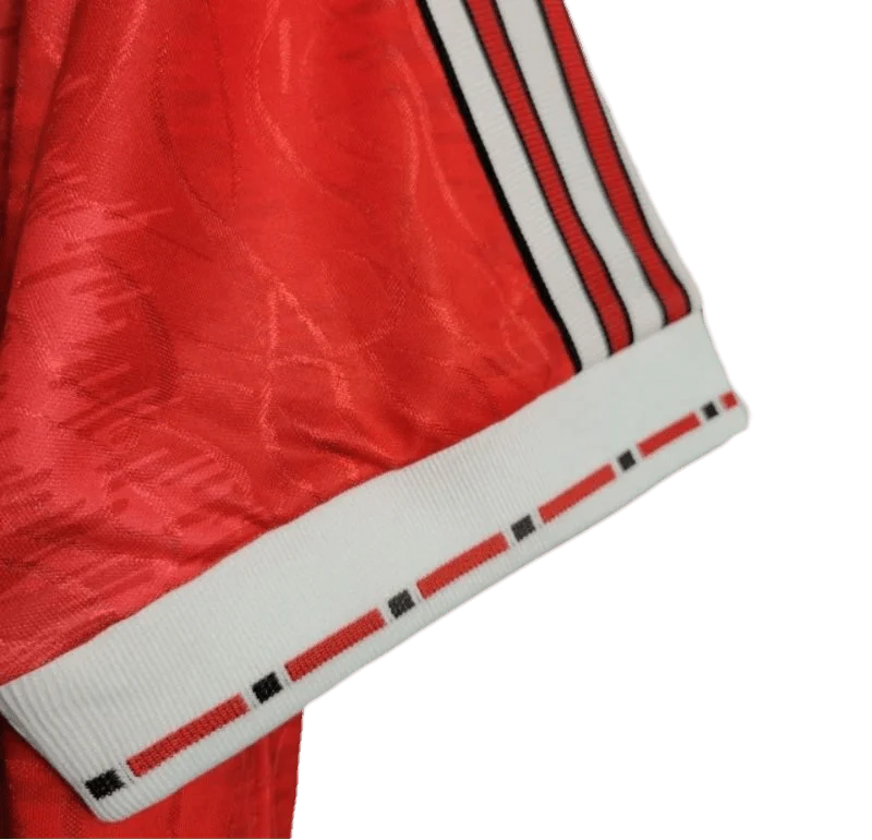 https://cdn.shopify.com/s/files/1/0826/7228/8075/files/19901992-manchester-united-sharp-home-retro-kit-classickits433-593579.webp?v=1747097006