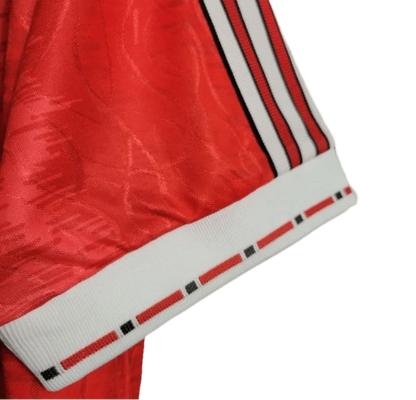 https://cdn.shopify.com/s/files/1/0826/7228/8075/files/19901992-manchester-united-sharp-home-retro-kit-classickits433-593579.webp?v=1747097006