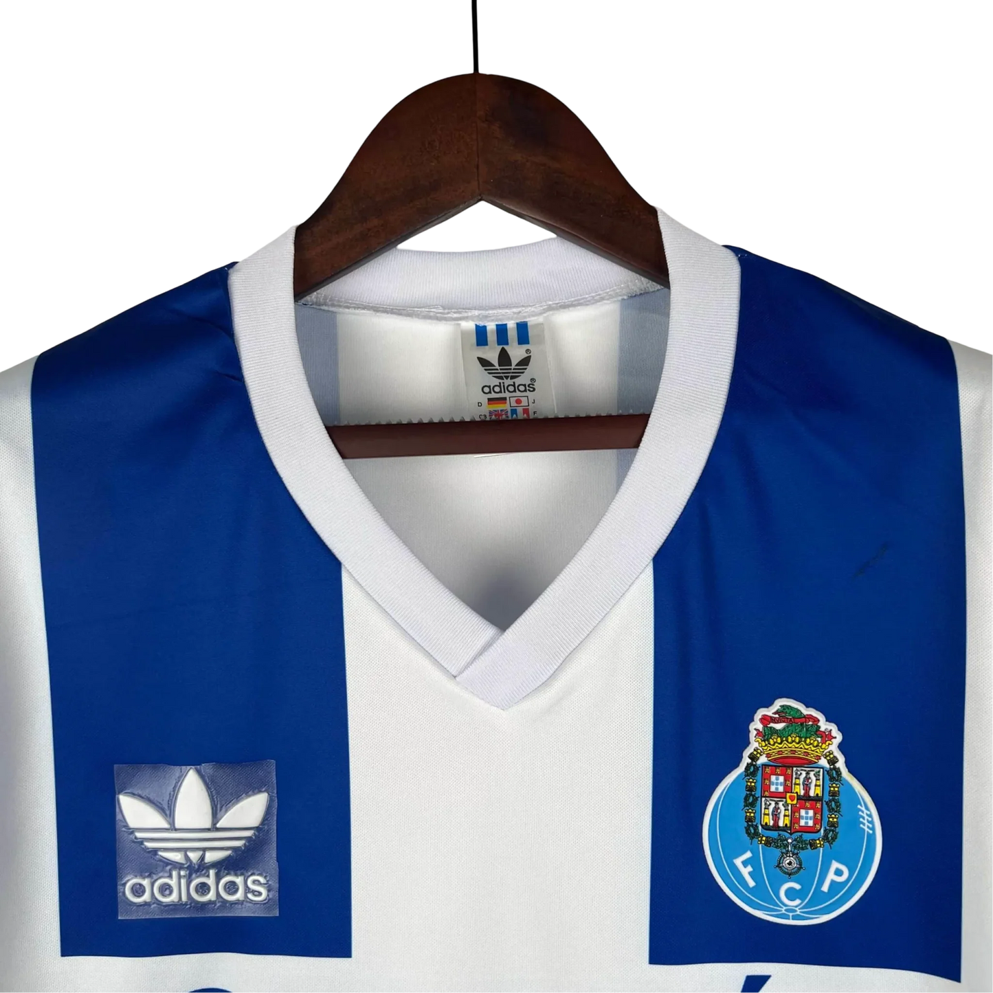 https://cdn.shopify.com/s/files/1/0826/7228/8075/files/19901993-fc-porto-revigres-away-retro-jersey-843585.webp?v=1741199358